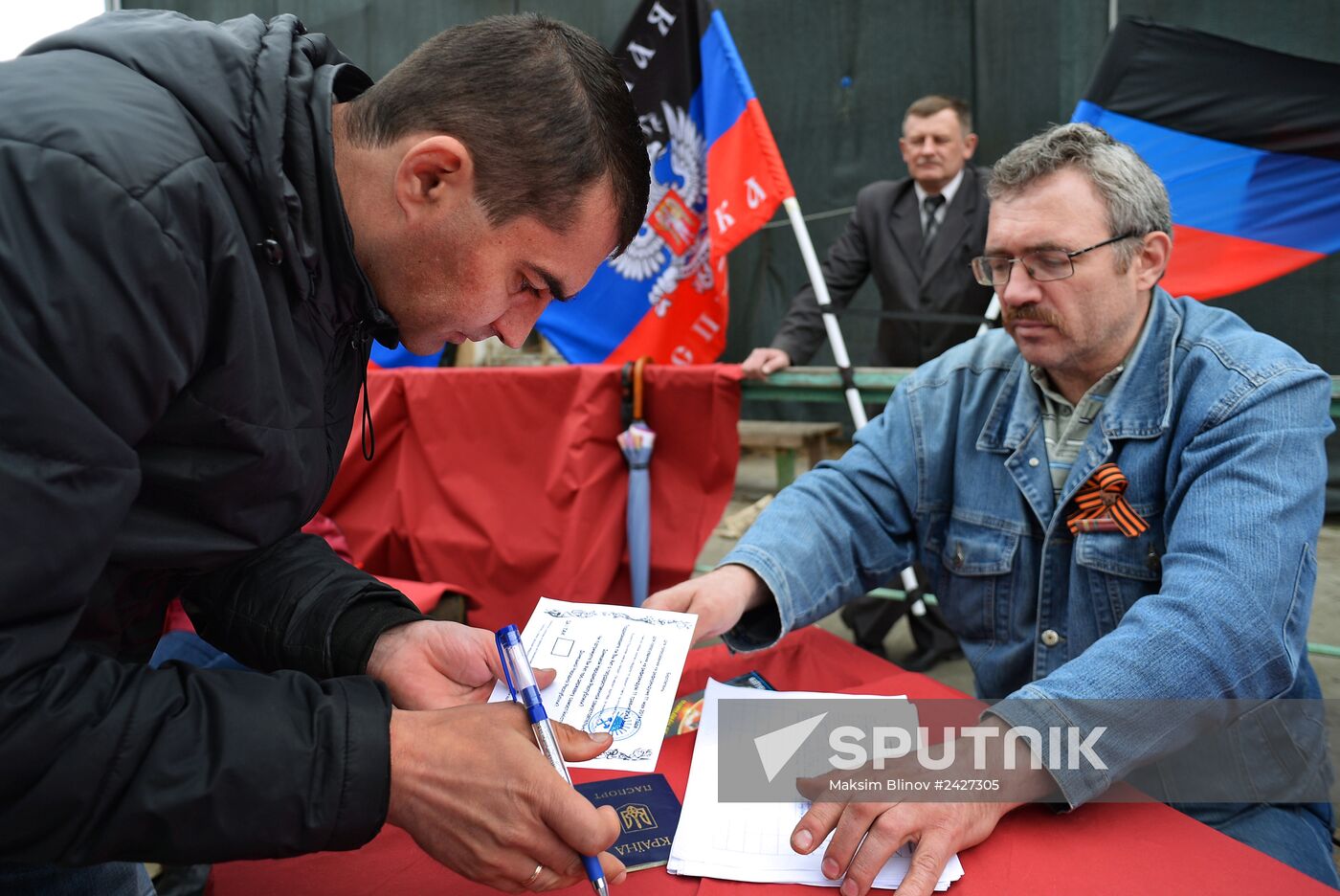 Residents of south-east Ukraine vote in referendum in Moscow