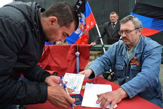 Residents of south-east Ukraine vote in referendum in Moscow