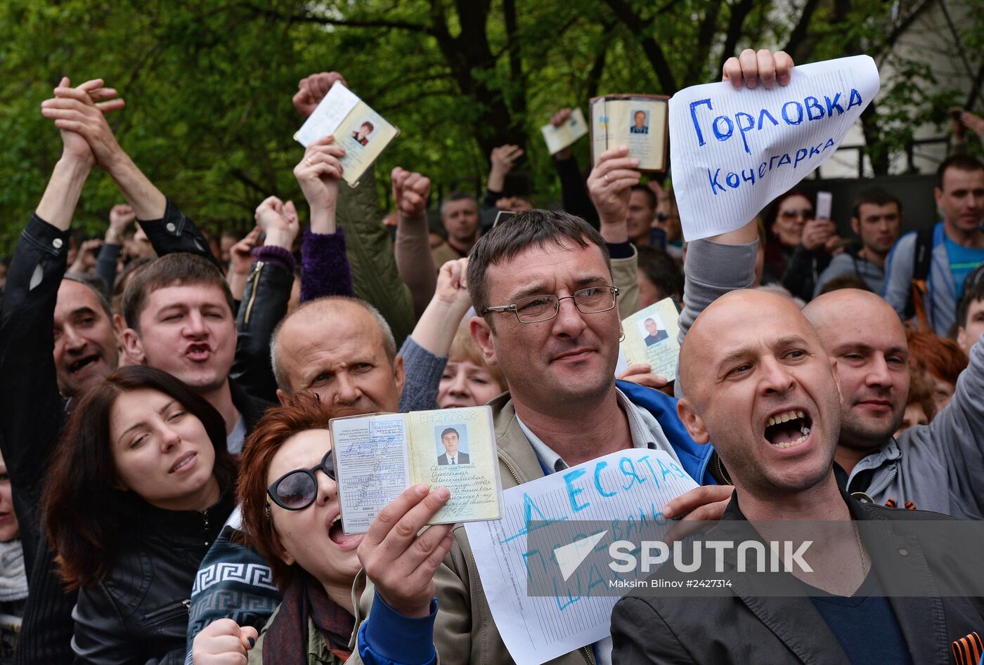 Residents of south-east Ukraine vote in referendum in Moscow