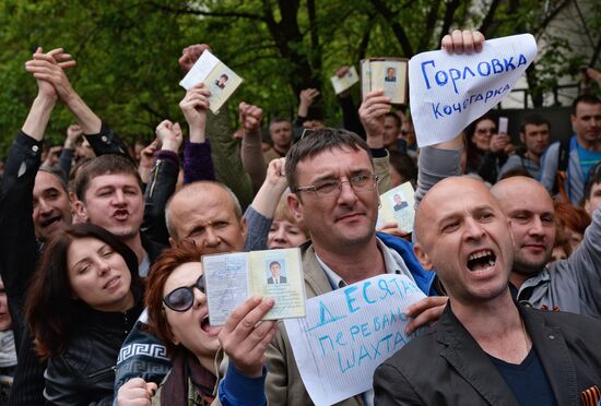 Residents of south-east Ukraine vote in referendum in Moscow