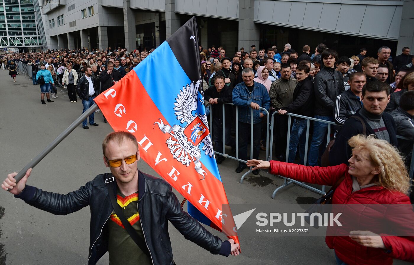 Residents of south-east Ukraine vote in referendum in Moscow