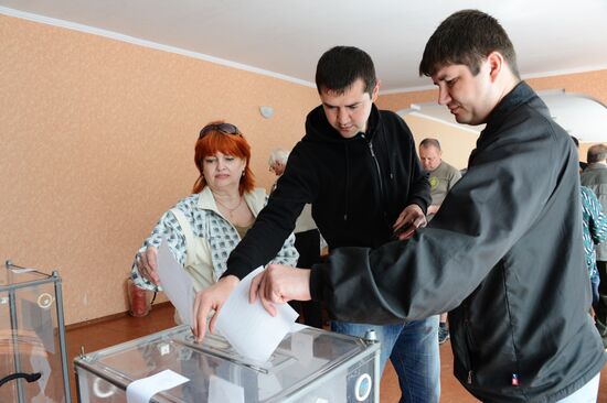 Donetsk and Lugansk regions hold referendum on self-determination
