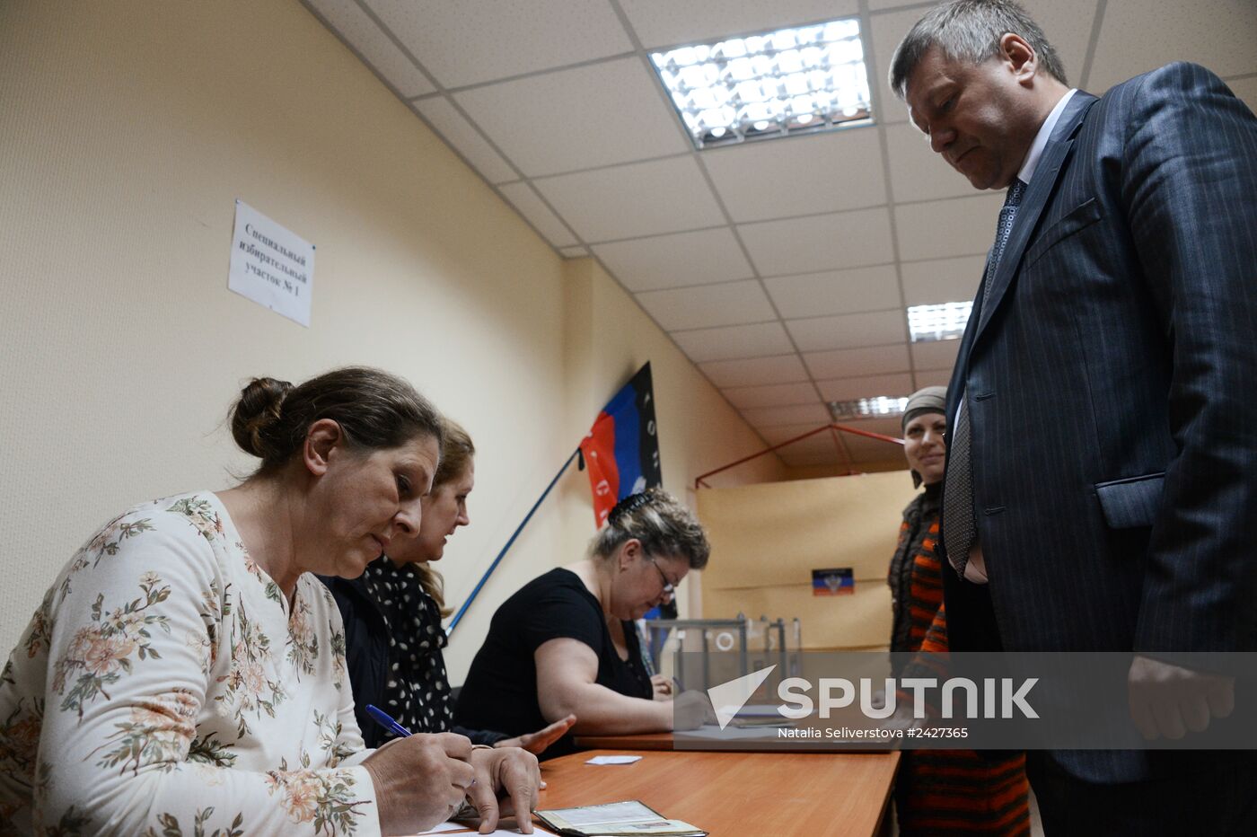 Donetsk and Lugansk regions hold referendum on self-determination