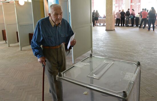 Donetsk and Lugansk regions hold referendum on self-determination