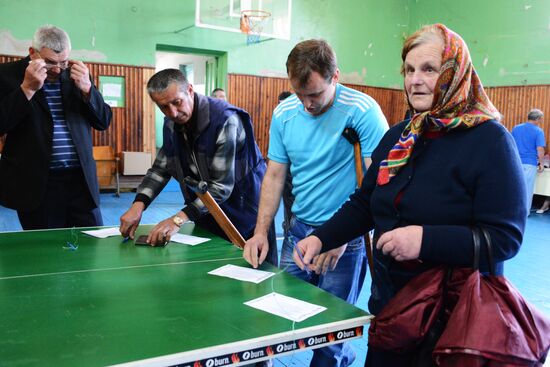 Donetsk and Lugansk regions hold referendum on self-determination