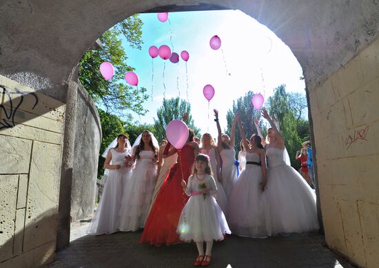 Flash mob of brides in Rostov-on-Don
