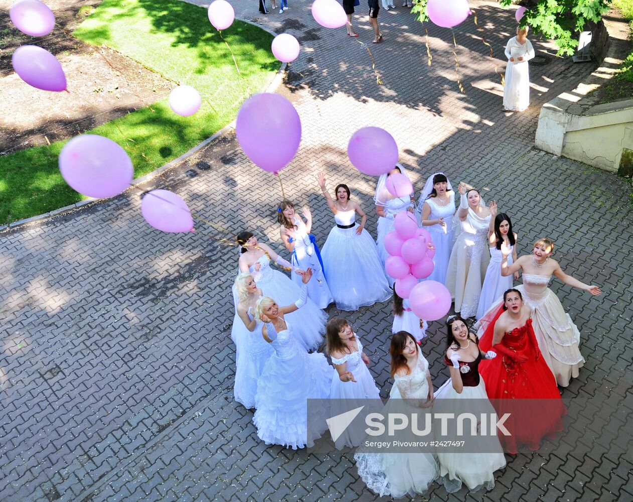Flash mob of brides in Rostov-on-Don