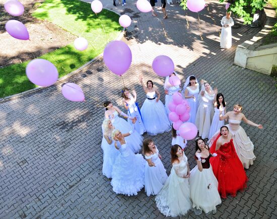 Flash mob of brides in Rostov-on-Don