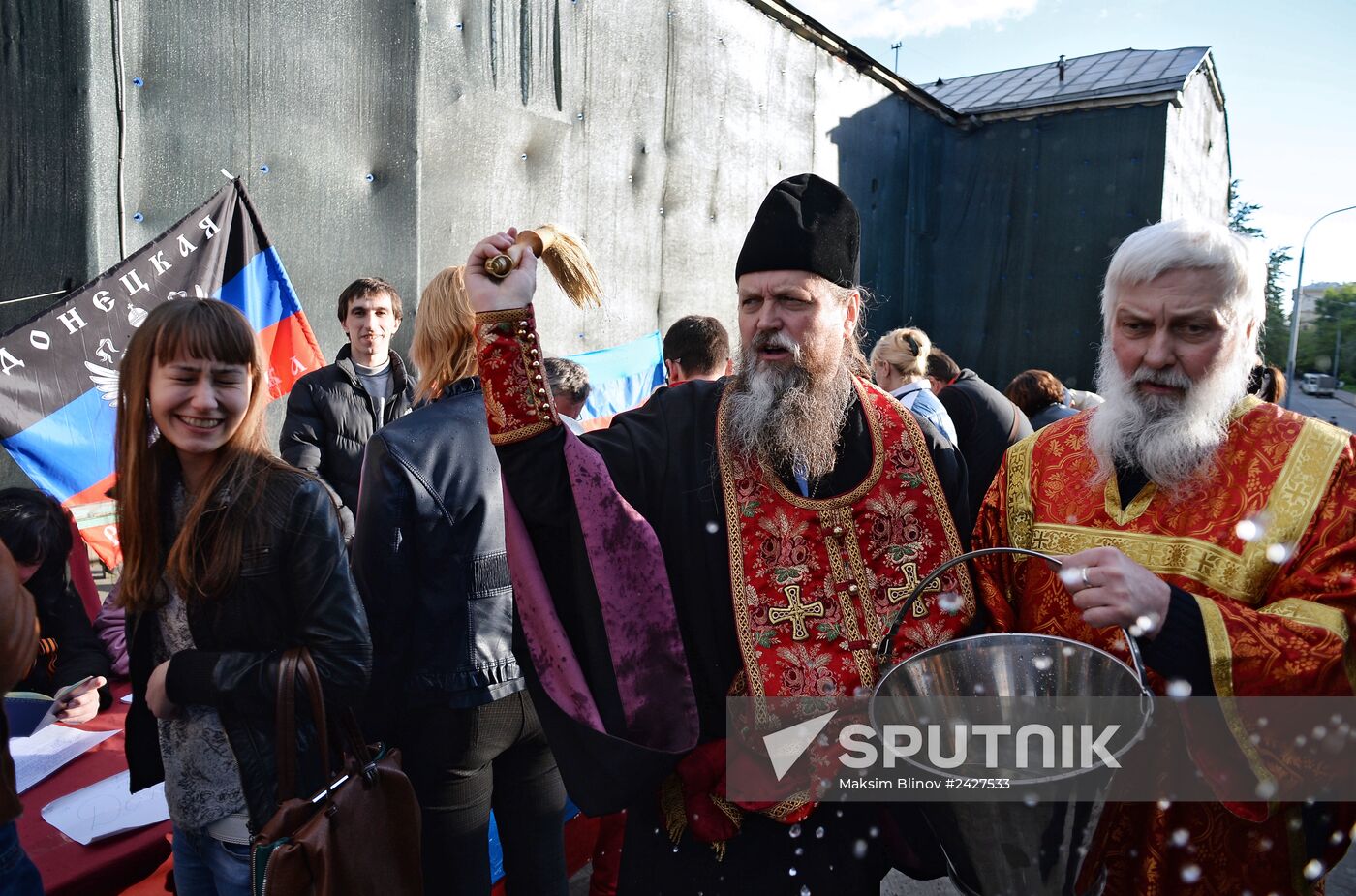 Southeastern Ukraine's residents vote in referendum in Moscow