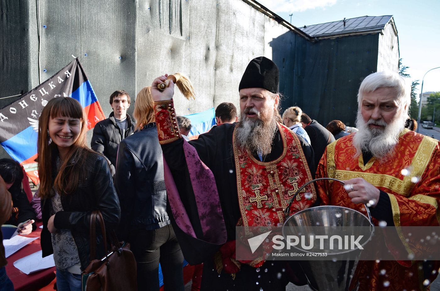 Southeastern Ukraine's residents vote in referendum in Moscow