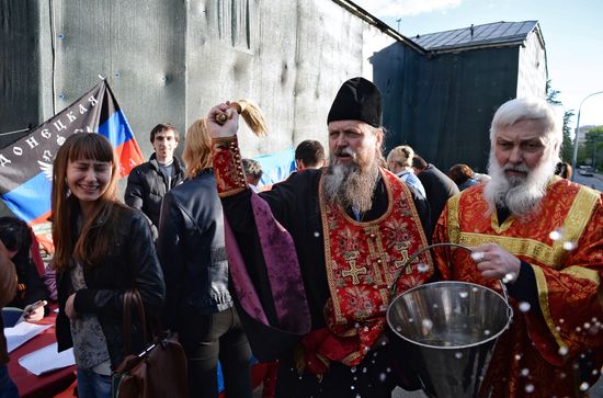 Southeastern Ukraine's residents vote in referendum in Moscow