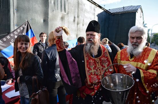 Southeastern Ukraine's residents vote in referendum in Moscow