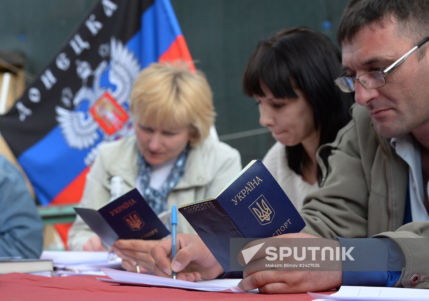 Residents of south-east Ukraine vote in referendum in Moscow