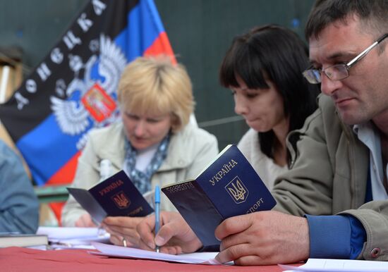 Residents of south-east Ukraine vote in referendum in Moscow