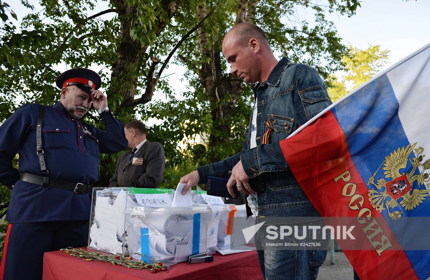 Residents of south-east Ukraine vote in referendum in Moscow