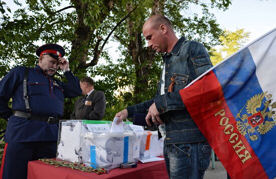 Residents of south-east Ukraine vote in referendum in Moscow