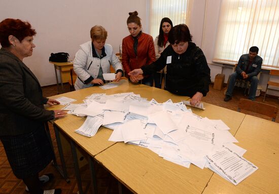 Counting votes after referendum on status of southeastern Ukraine