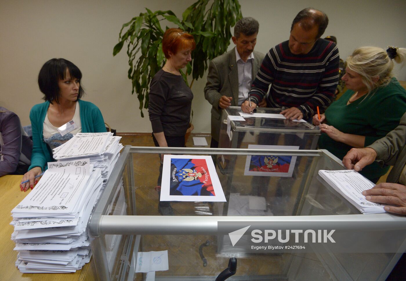Counting ballots following referendum on the status of southeastern Ukraine