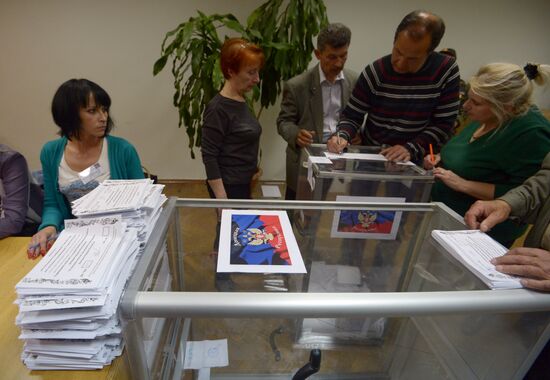 Counting ballots following referendum on the status of southeastern Ukraine