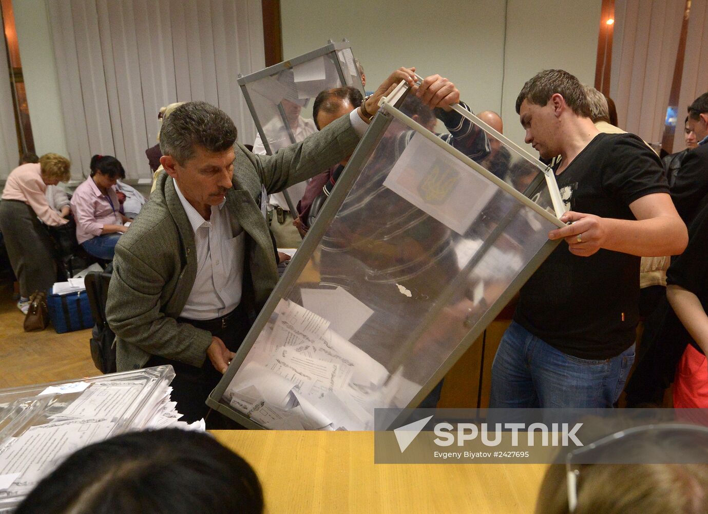 Counting ballots following referendum on the status of southeastern Ukraine