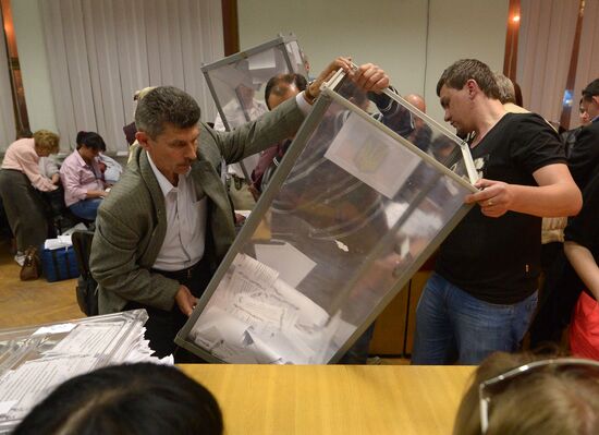 Counting ballots following referendum on the status of southeastern Ukraine