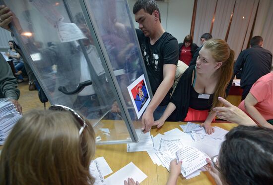 Counting votes after referendum on status of southeastern Ukraine