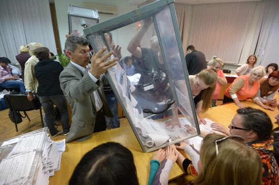 Counting votes after referendum on status of southeastern Ukraine