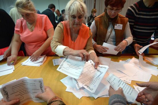 Counting votes after referendum on status of southeastern Ukraine