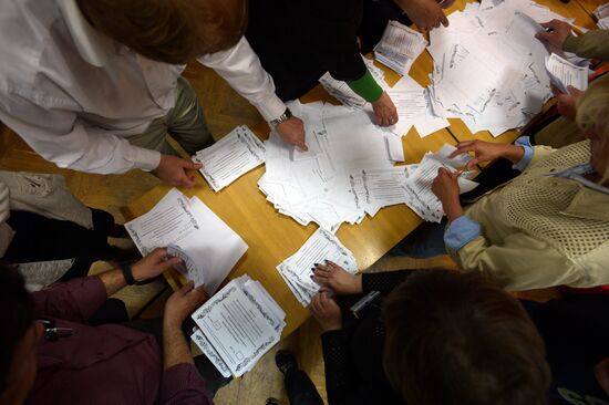 Counting votes after referendum on status of southeastern Ukraine