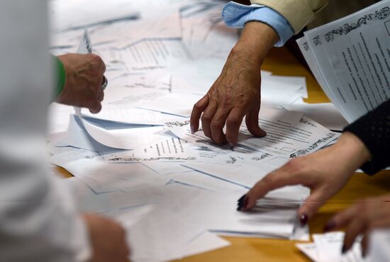 Counting votes after referendum on status of southeastern Ukraine