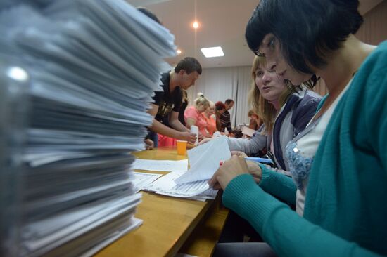 Counting votes after referendum on status of southeastern Ukraine