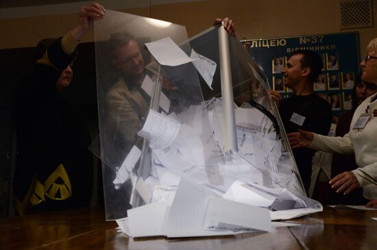 Counting ballots following referendum on the status of southeastern Ukraine