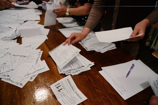 Counting ballots following referendum on the status of southeastern Ukraine