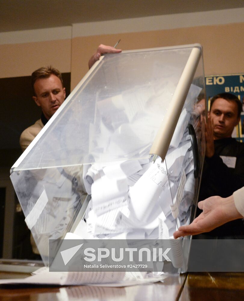 Counting ballots following referendum on the status of southeastern Ukraine