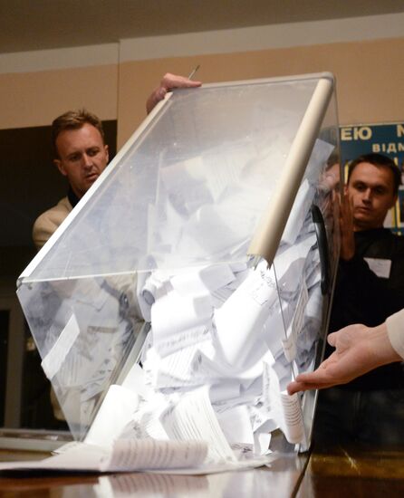 Counting ballots following referendum on the status of southeastern Ukraine