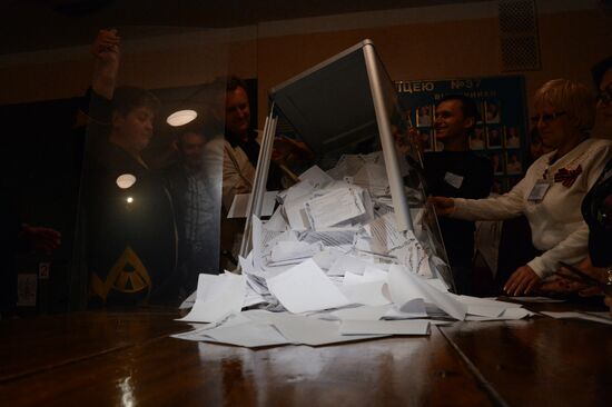 Counting ballots following referendum on the status of southeastern Ukraine
