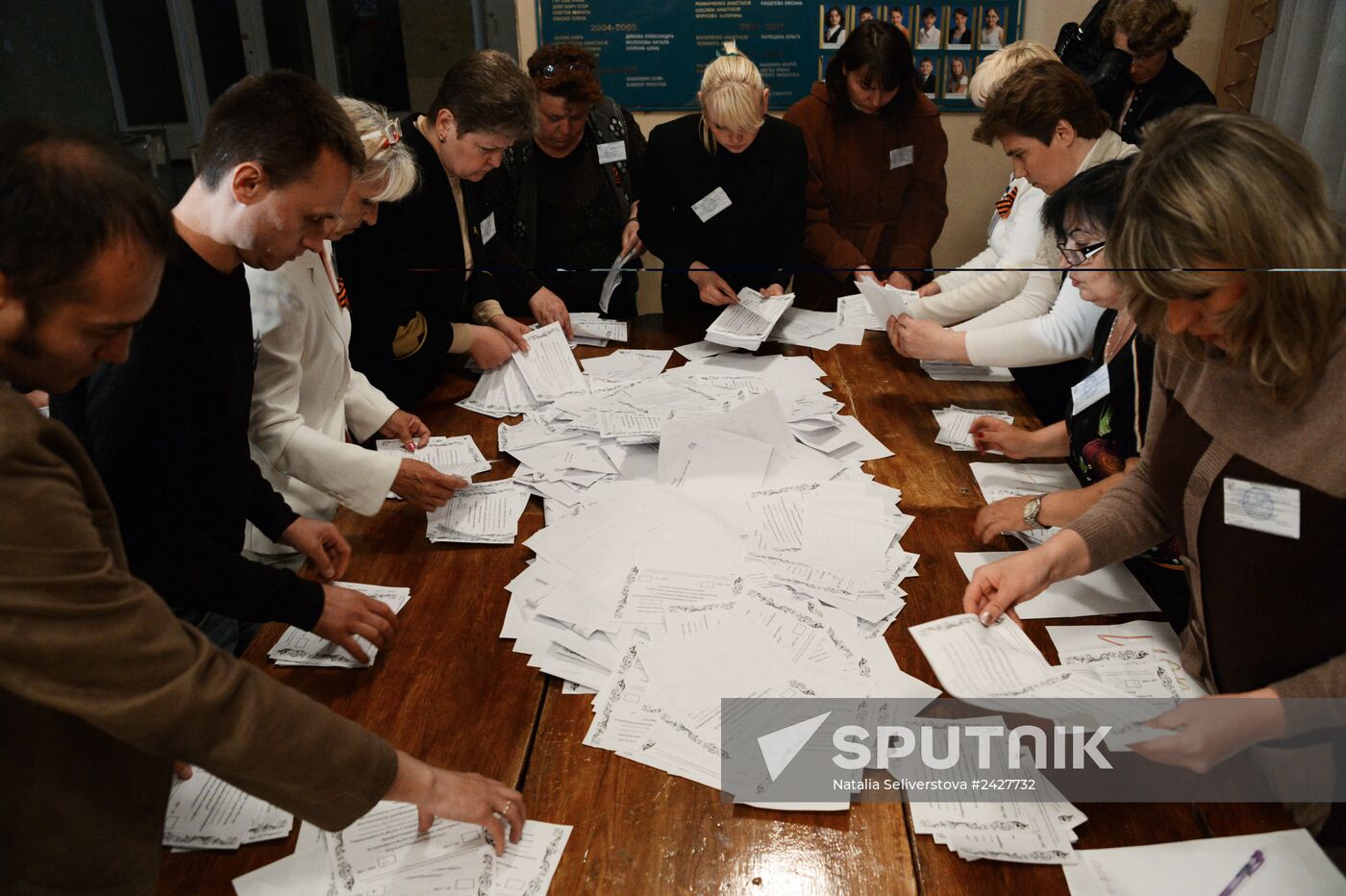 Counting ballots following referendum on the status of southeastern Ukraine
