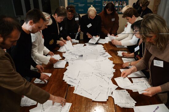 Counting ballots following referendum on the status of southeastern Ukraine