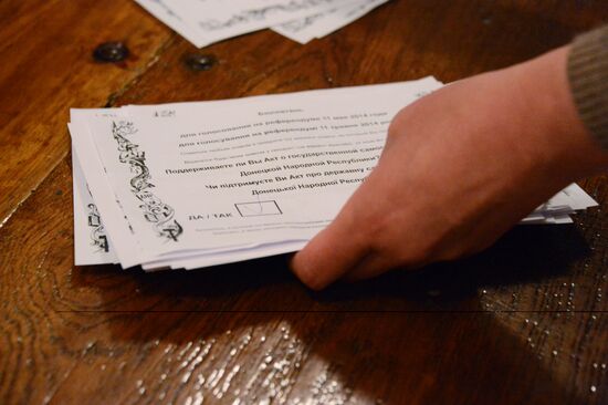 Counting ballots following referendum on the status of southeastern Ukraine