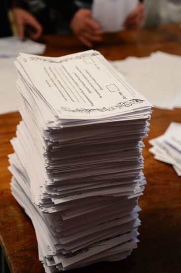 Counting ballots following referendum on the status of southeastern Ukraine