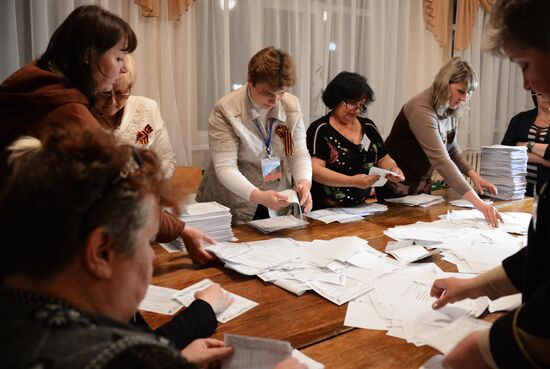 Counting ballots following referendum on the status of southeastern Ukraine