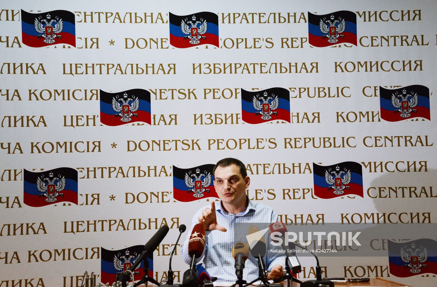 Counting ballots following referendum on the status of southeastern Ukraine