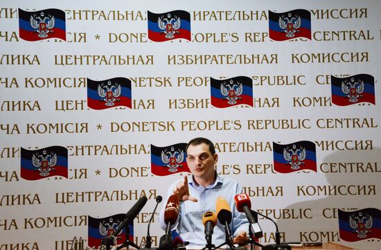 Counting ballots following referendum on the status of southeastern Ukraine
