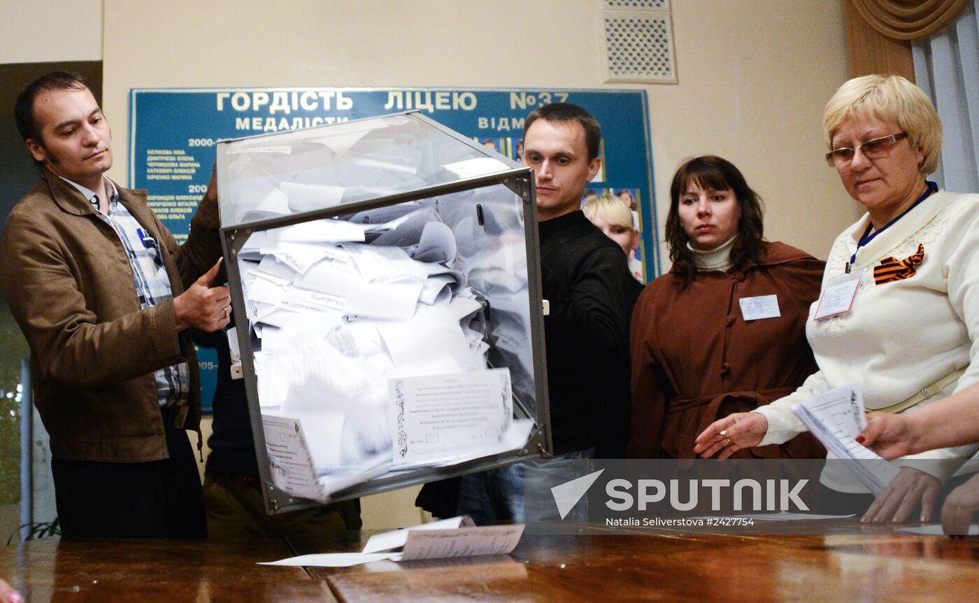 Counting ballots following referendum on the status of southeastern Ukraine