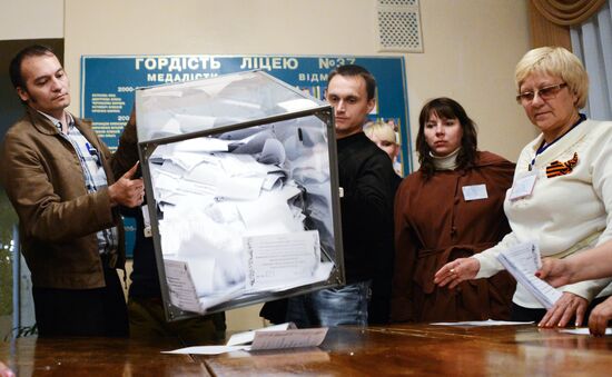 Counting ballots following referendum on the status of southeastern Ukraine