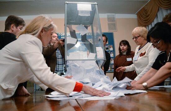 Counting ballots following referendum on the status of southeastern Ukraine