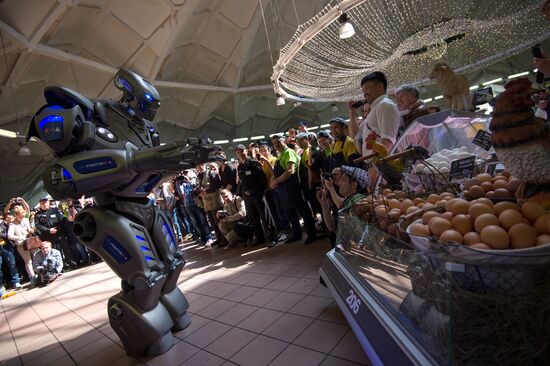 Robot "Titan" at Danilovsky market in Moscow