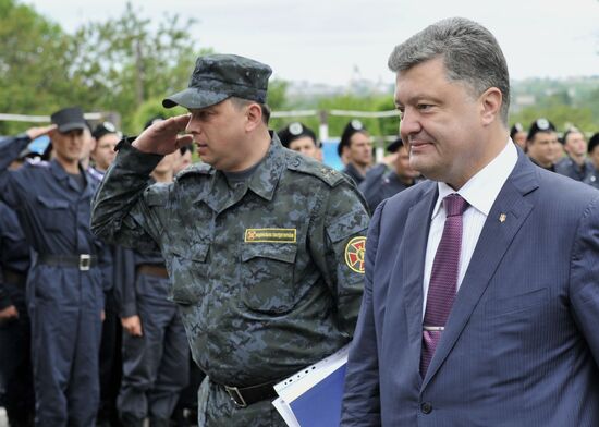 Ukrainian presidential candidate Petro Poroshenko meets with National Guard soldiers in Nikolayev