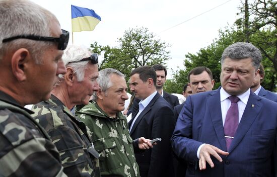 Ukrainian presidential candidate Petro Poroshenko meets with National Guard soldiers in Nikolayev