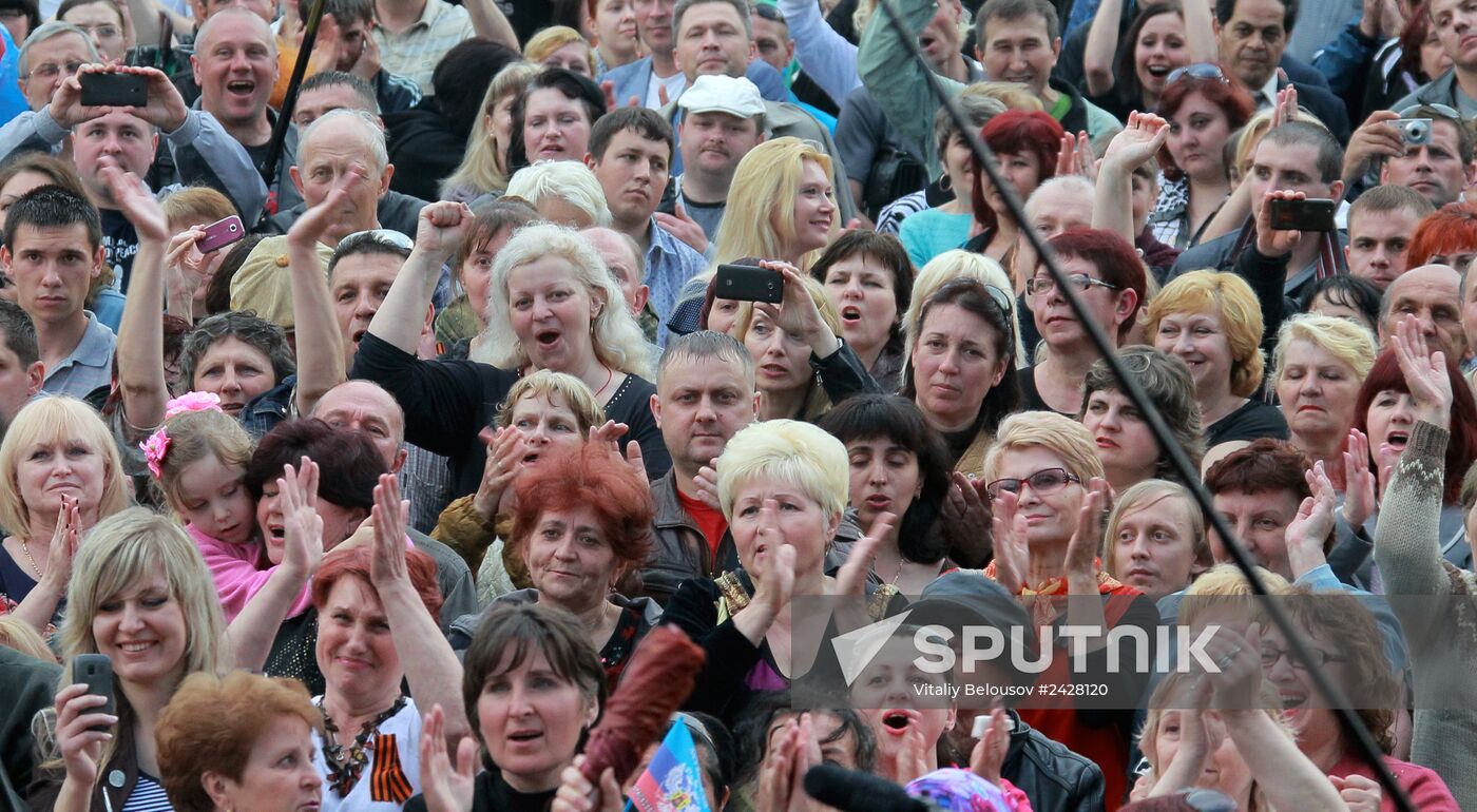 Concert and rally devoted to referendum on status of Lugansk Republic